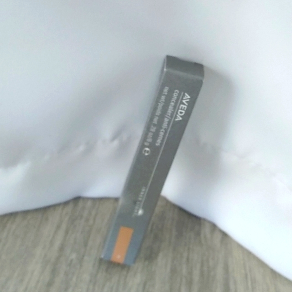 AVEDA concealer
